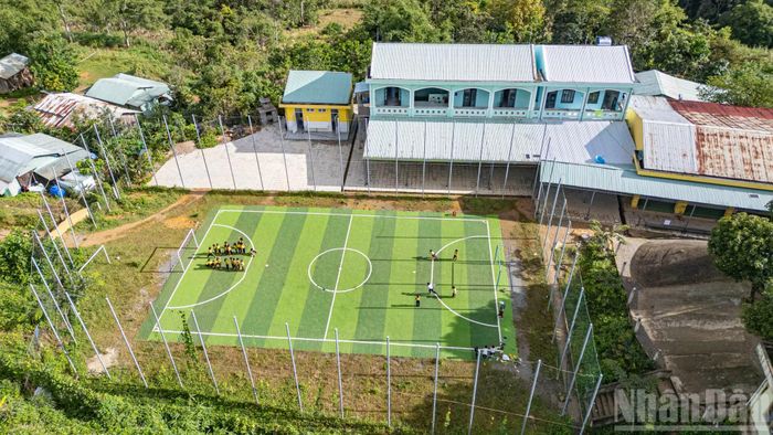 Nhà trường cũng đã được đầu tư một sân cỏ nhân tạo chuyên dụng.
