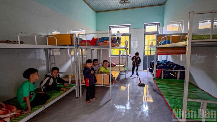 Theo tâm niệm của thầy cô cùng Ban Giám hiệu nhà trường, giữ những bước chân trẻ đến trường phải bắt đầu từ việc chăm chút để từng bé có cái bụng no, có giấc ngủ ngon và những tiện nghi còn hơn cả ở nhà.