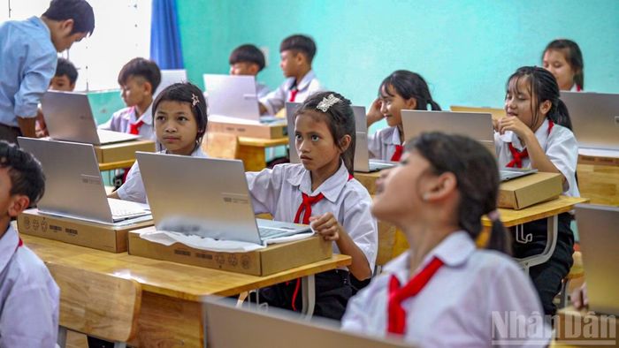 Những chiếc máy tính không đơn thuần là đồ dùng học tập công nghệ cao, mà còn là cánh cổng để các bạn trẻ kết nối với thế giới…