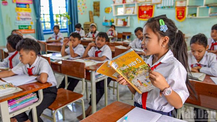 Những tiết học cũng vì thế mà thú vị và hấp dẫn hơn với các học trò nhỏ vùng cao.