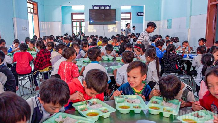 Từ cơ sở vật chất của một trường bán trú, Ban Giám hiệu Trường tiểu học và trung học cơ sở Ngọc Linh đã huy động và tận dụng mọi nguồn lực để bảo đảm việc cho học sinh ở nội trú tại trường từ thứ hai đến thứ sáu.