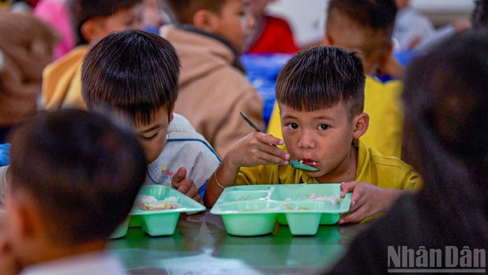 Đây là một trong những phương án hiệu quả để "giữ bước chân trẻ tới trường" nhất là vào những thời điểm mưa lũ, khi khoảng cách giữa các thôn, làng vùng cao đến lớp học đôi khi kéo dài nhiều giờ đi bộ.