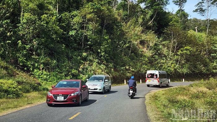 Quốc lộ 24 đoạn từ Km32-Km89+513 có mặt cắt ngang hẹp, nhiều đoạn bán kính cong nhỏ, độ dốc lớn, thường xuyên xảy ra sạt lở, tiềm ẩn nguy cơ mất an toàn giao thông. (Ảnh: HIỂN CỪ)