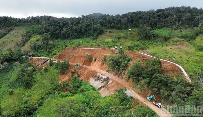 Các đơn vị thi công đang tập trung khắc phục vị trí sạt lở tại Km 76+800-Km 77+154 Quốc lộ 24 đoạn qua địa bàn xã Kon Plông. (Ảnh: HIỂN CỪ)