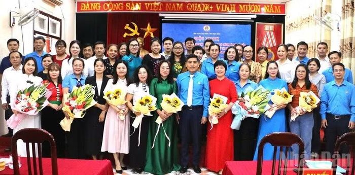 Đồng chí Tẩn Minh Long, Chủ tịch Liên đoàn Lao động tỉnh Điện Biên tặng hoa chúc mừng các đại biểu. (Ảnh: LÊ LAN)