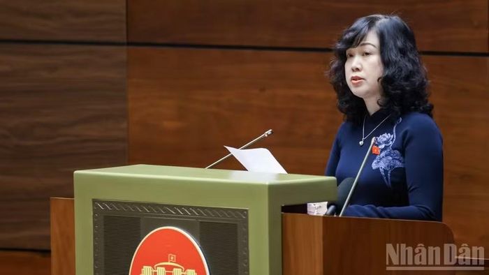 Bộ trưởng Y tế Đào Hồng Lan trình bày tờ trình tóm tắt dự án Luật Hiến, lấy, ghép mô, bộ phận cơ thể người và hiến, lấy xác (sửa đổi). (Ảnh: DUY LINH)