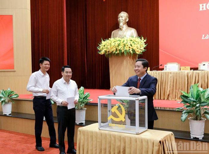Ban Chấp hành Đảng bộ tỉnh Lào Cai bầu bổ sung Ủy viên Ủy ban Kiểm tra Tỉnh ủy và bầu Chủ nhiệm Ủy ban Kiểm tra Tỉnh ủy nhiệm kỳ 2025-2030 đối với đồng chí Phan Đăng Toàn. (Ảnh: THÀNH TÂM)