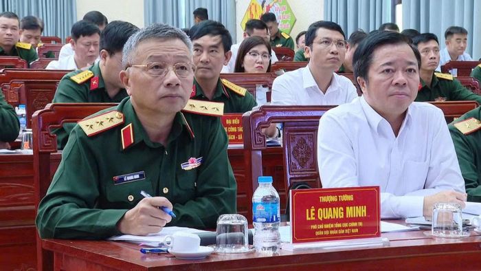 Thượng tướng Lê Quang Minh, Phó Chủ nhiệm Tổng cục Chính trị Quân đội nhân dân Việt Nam (người bên trái) và lãnh đạo tỉnh Thái Nguyên dự hội nghị. (Ảnh: TUẤN SƠN)