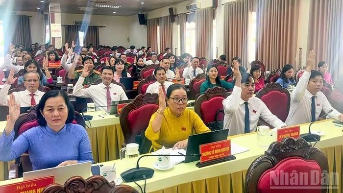 Đại biểu biểu quyết thông qua nghị quyết. (Ảnh: BÁ DŨNG)