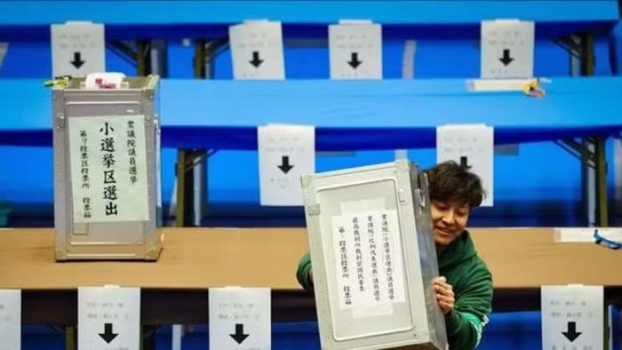 Nhân viên làm việc tại điểm kiểm phiếu trong cuộc bầu cử Hạ viện ở Tokyo, Nhật Bản ngày 8/2/2026. (Ảnh: THX/TTXVN)