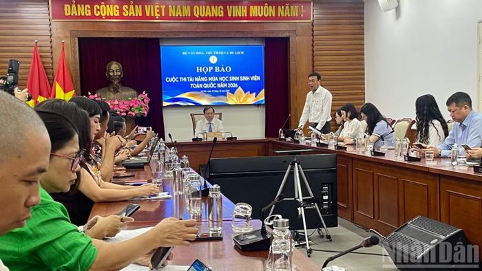 Đại diện Ban tổ chức cung cấp thông tin về cuộc thi. (Ảnh: NGỌC LIÊN)