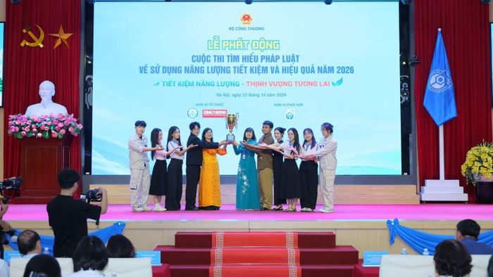 Ban Tổ chức trao Cúp lưu niệm Quán quân Cuộc thi “Tìm hiểu pháp luật về sử dụng năng lượng tiết kiệm và hiệu quả” năm 2025 cho đội thi Trường Đại học Kinh tế-Kỹ thuật Công nghiệp. (Ảnh: Ban tổ chức)