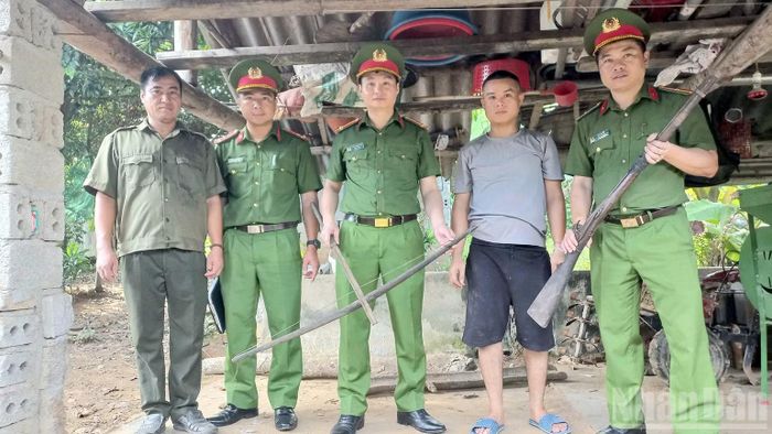 Phòng Cảnh sát Quản lý hành chính về trật tự xã hội Công an tỉnh Tuyên Quang vận động thu hồi nhiều vũ khí, vật liệu nổ, công cụ hỗ trợ và pháo. (Ảnh: ĐỨC THẮNG)