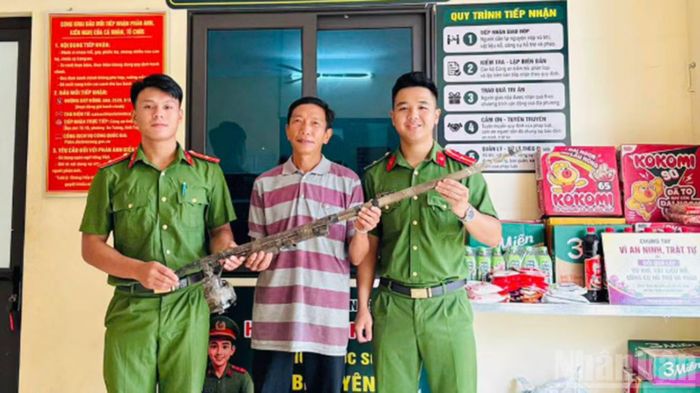 Mô hình “Đổi vũ khí, vật liệu nổ, công cụ hỗ trợ và pháo lấy quà” của Công an xã Thông Nguyên, tỉnh Tuyên Quang nhận được sự hưởng ứng từ nhân dân. (Ảnh: ĐỨC THẮNG)