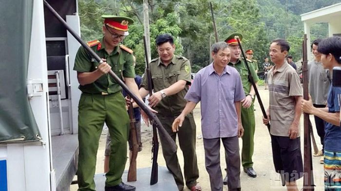 Nhiều người dân ở xã Thuận Hòa, tỉnh Tuyên Quang đã mang súng tự chế đến nộp cho lực lượng Công an. (Ảnh: ĐỨC THẮNG)