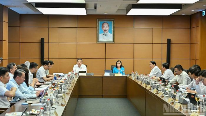 Đại biểu Quốc hội thảo luận tại tổ. (Ảnh: THỦY NGUYÊN)