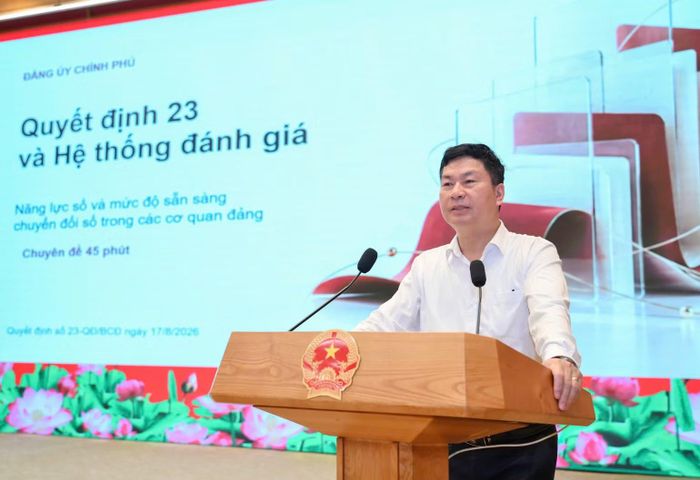 Đồng chí Phạm Thế Bính, Phó Cục trưởng Cục Chuyển đổi số-cơ yếu, Văn phòng Trung ương Đảng giới thiệu chuyên đề tại hội nghị. (Ảnh: THẾ ĐẠI)