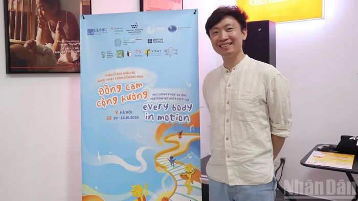 Anh Phan Đỗ Phúc (Phó Giám đốc điều hành VYMI), đại diện Ban tổ chức Tuần lễ Sân Khấu và Nghệ thuật trình diễn bao hàm “Đồng cam cộng hưởng | Every Body in Motion 2026”.