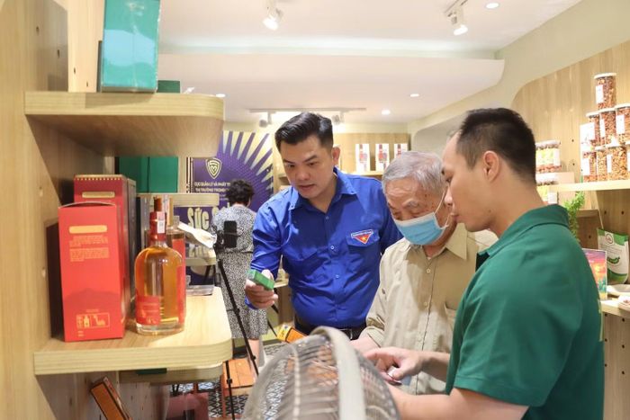 Người dân tham quan, mua sắm tại Chương trình "Sức sống hàng Việt" số 15. (Ảnh: B.T)
