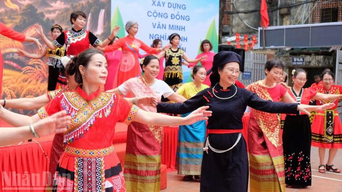 Biểu diễn văn nghệ trong lễ ra mắt mô hình hoạt động mới tại Nhà sinh hoạt cộng đồng Tổ 4, phường Giảng Võ. (Ảnh: GIANG NAM)