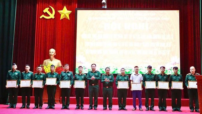 Lãnh đạo Bộ Chỉ huy quân sự tỉnh Lai Châu trao giấy khen cho các cá nhân có thành tích xuất sắc trong thực hiện nhiệm vụ tìm kiếm, quy tập và xác định danh tính hài cốt liệt sĩ. (Ảnh: TRẦN TUẤN)
