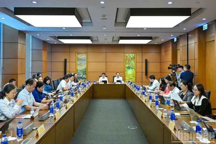 Quang cảnh một phiên thảo luận tổ sáng 23/10. (Ảnh: DUY LINH)