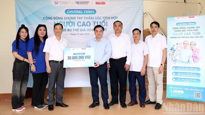 Trưởng Văn phòng đại diện Báo Nhân Dân tại Tuyên Quang và đại diện Bệnh viện Đông Đô trao tặng 30 triệu đồng cho xã Kim Bình. (Ảnh: ĐỨC THẮNG)