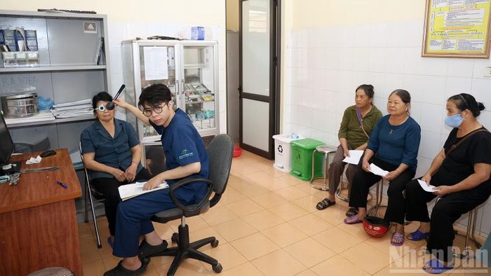 Người dân được các bác sĩ chuyên khoa mắt của Bệnh viện Đông Đô kiểm tra thị lực. (Ảnh: ĐỨC THẮNG)
