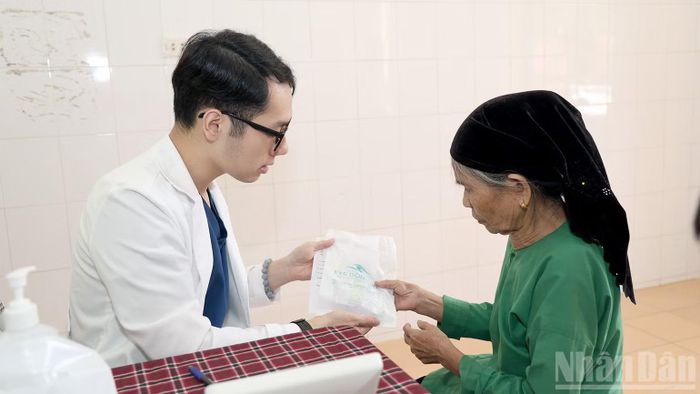 Bác sĩ Bệnh viện Đông Đô phát thuốc miễn phí cho người dân xã Kim Bình. (Ảnh: ĐỨC THẮNG)