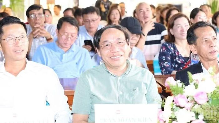Đông đảo khán giả nghe và cảm xúc với những tình khúc vượt thời gian. (Ảnh: HƯNG MINH)