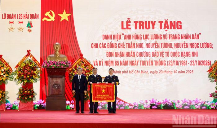 Đồng chí Nguyễn Phước Lộc, Ủy viên Trung ương Đảng, Phó Bí thư Thành ủy, Chủ tịch Ủy ban Mặt trận Tổ quốc Việt Nam Thành phố Hồ Chí Minh trao Cờ truyền thống tặng Lữ đoàn 125.