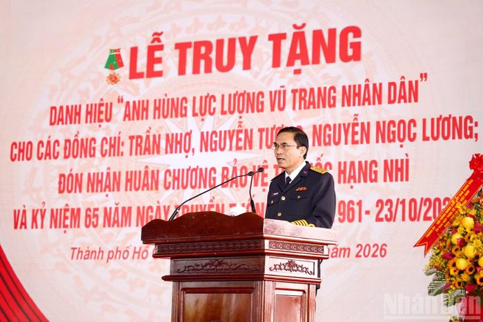 Đại tá Phạm Minh Chiến, Bí thư Đảng ủy, Chính ủy Lữ đoàn 125 trình bày diễn văn.