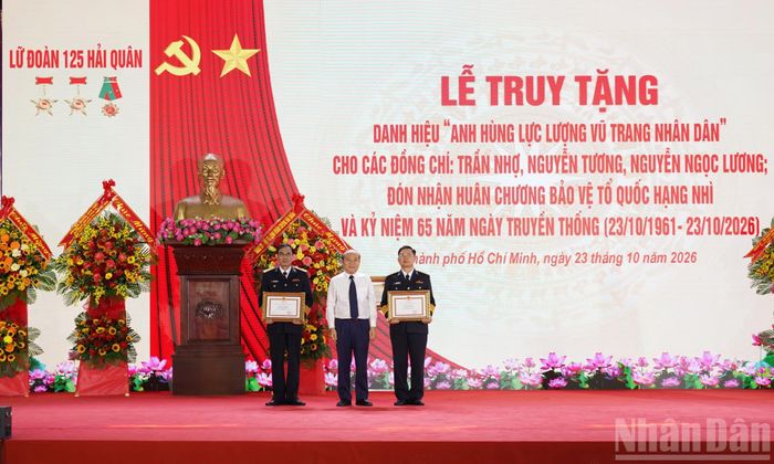 Lãnh đạo Ủy ban nhân dân Thành phố Hồ Chí Minh tặng Bằng khen cho hai đồng chí chỉ huy Lữ đoàn 125.