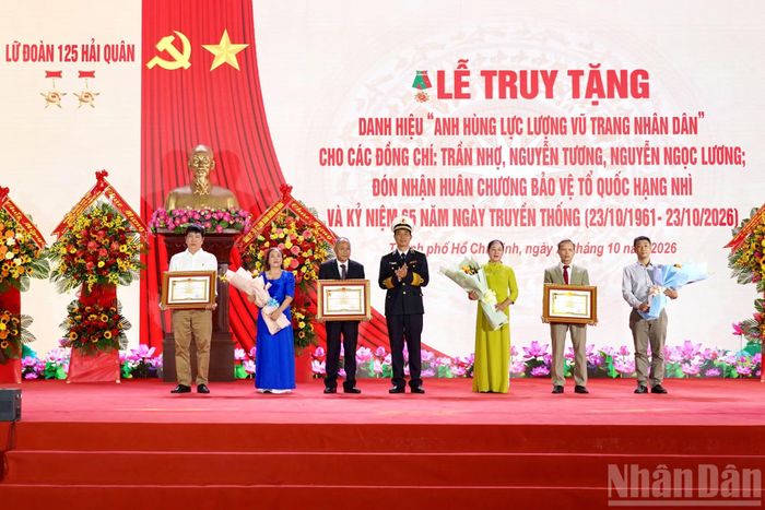 Thừa ủy quyền của Chủ tịch nước, Phó Đô đốc Nguyễn An Phong trao tặng danh hiệu Anh hùng Lực lượng vũ trang nhân dân cho thân nhân các liệt sĩ.