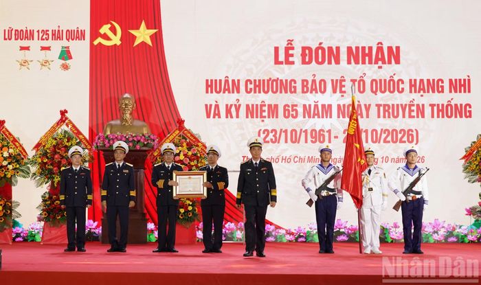Thừa ủy quyền của Chủ tịch nước, Phó Đô đốc Nguyễn An Phong trao Huân chương Bảo vệ Tổ quốc hạng Nhì tặng Lữ đoàn 125.