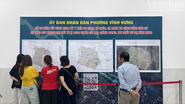 Người dân phường Vĩnh Hưng tìm hiểu về dự án tái thiết đô thị. (Ảnh: HƯNG BÌNH)