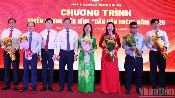 Ghi nhận và chúc mừng 25 tập thể, cá nhân điển hình xuất sắc cấp thành phố. (Ảnh: VƯƠNG LÊ)