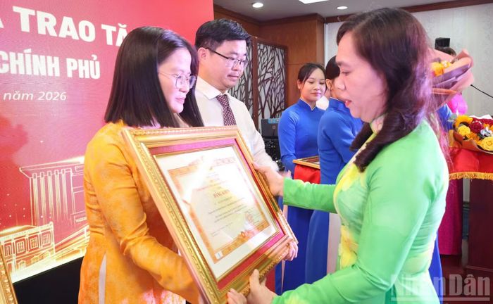 Đồng chí Nguyễn Thanh Xuân, Thành ủy viên, Phó Bí thư Đảng ủy Ủy ban nhân dân thành phố trao bằng khen cho cá nhân. (Ảnh: VƯƠNG LÊ)