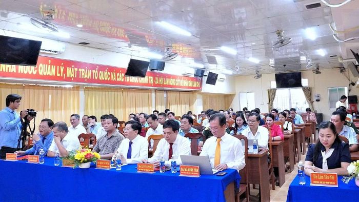 Quang cảnh hội nghị công bố quyết định về công tác cán bộ tại xã Sông Đốc, tỉnh Cà Mau. (Ảnh: TIỆP KHẮC)