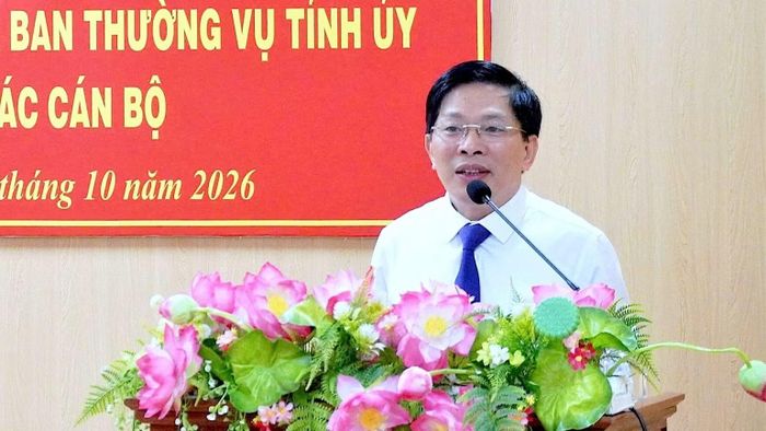 Đồng chí Đặng Văn Dũng, Ủy viên Trung ương Đảng, Phó Bí thư Thường trực Tỉnh ủy Cà Mau phát biểu giao nhiệm vụ cho các cán bộ chủ chốt vừa được chỉ định luân chuyển về cơ sở. (Ảnh: TIỆP KHẮC)