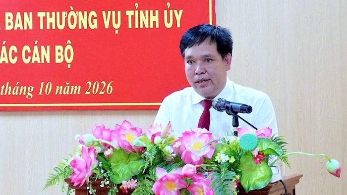 Tân Bí thư Đảng ủy xã Sông Đốc (tỉnh Cà Mau) Lê Văn Ngời phát biểu hứa hẹn tại lễ công bố quyết định. (Ảnh: TIỆP KHẮC)