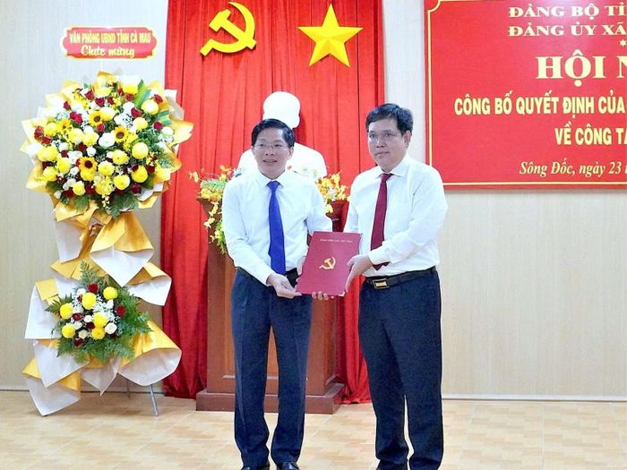 Phó Bí thư Thường trực Tỉnh ủy Cà Mau Đặng Văn Dũng (bìa trái) trao Quyết định chỉ định đồng chí Lê Văn Ngời giữ chức Bí thư Đảng ủy xã Sông Đốc, nhiệm kỳ 2025-2030. (Ảnh: TIỆP KHẮC)
