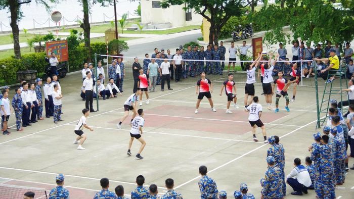 Vùng 3 Hải quân chăm lo đời sống tinh thần, đẩy mạnh phong trào thể dục thể thao cho cán bộ chiến sĩ an tâm công tác, bảo đảm hoàn thành tốt mọi nhiệm vụ được giao. (Ảnh: NGỌC VĨNH)