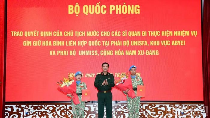 Thượng tướng Nguyễn Trường Thắng trao quyết định cho hai sĩ quan. (Ảnh: THẾ ĐẠI)