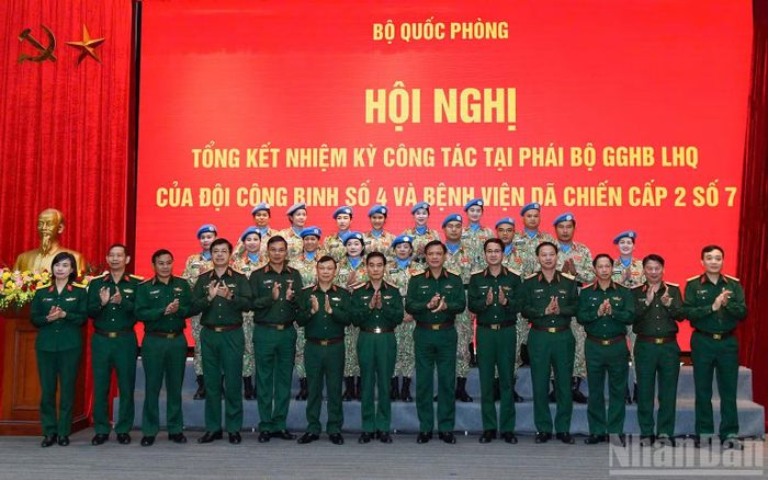 Thượng tướng Nguyễn Trường Thắng cùng các đại biểu tại sự kiện.