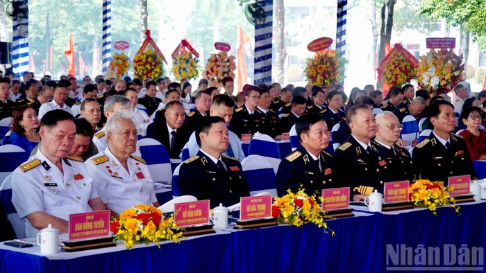 Những ngày đầu, Đoàn 759 khẩn trương xây dựng lực lượng, chuẩn bị phương tiện, trinh sát luồng lạch và bến bãi. Đêm 10/4/1962, một thuyền gỗ gắn máy cùng bảy thủy thủ rời cửa Nhật Lệ, Quảng Bình.
