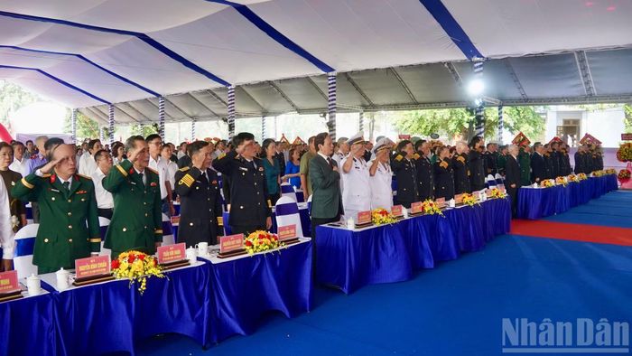 Đại biểu thực hiện nghi thức chào cờ.