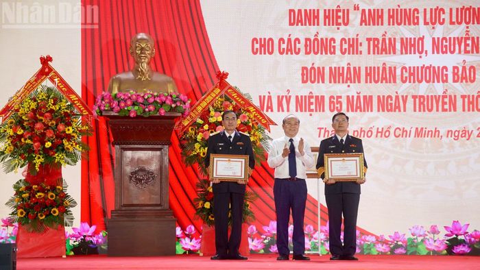 Lãnh đạo Ủy ban nhân dân Thành phố Hồ Chí Minh trao bằng khen cho Lữ đoàn 125.
