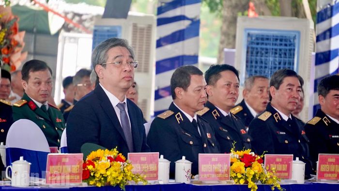 Đồng chí Nguyễn Ngọc Lương là Bí thư Chi bộ, chính trị viên Tàu 165. Trong chuyến chở 64 tấn vũ khí vào Vàm Lũng từ ngày 25 đến 29/2/1968, tàu bị tám tàu chiến bao vây. Khi không còn khả năng bảo toàn phương tiện, đồng chí cùng thuyền trưởng quyết định kích nổ bộc phá hủy tàu, bảo vệ bí mật tuyến vận tải.