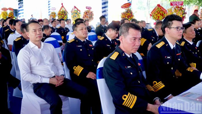 Đầu năm 1964, Đoàn 759 được đổi phiên hiệu thành Đoàn 125, mang mật danh Đoàn tàu không số. Hoạt động trong điều kiện bí mật, cán bộ, chiến sĩ phải tự tìm hải trình, ngụy trạng, nghi binh và xử trí linh hoạt trước sự truy lùng, phong tỏa của đối phương. Khi không còn khả năng bảo toàn phương tiện, họ sẵn sàng hủy tàu để giữ bí mật tuyến đường, bến bãi và nhiệm vụ.